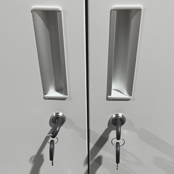 L-kujuline kahetasandiline kahekohaline metallist riidekapp Rehalt Systems, 1800 × 400 × 500